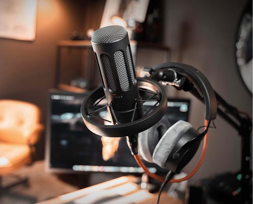 beyerdynamic Microphone Dynamique M 70 Pro X pour Diffusion en continu et podcasting avec connecteur XLR avec Filtre Anti-Pop et Support Antichoc