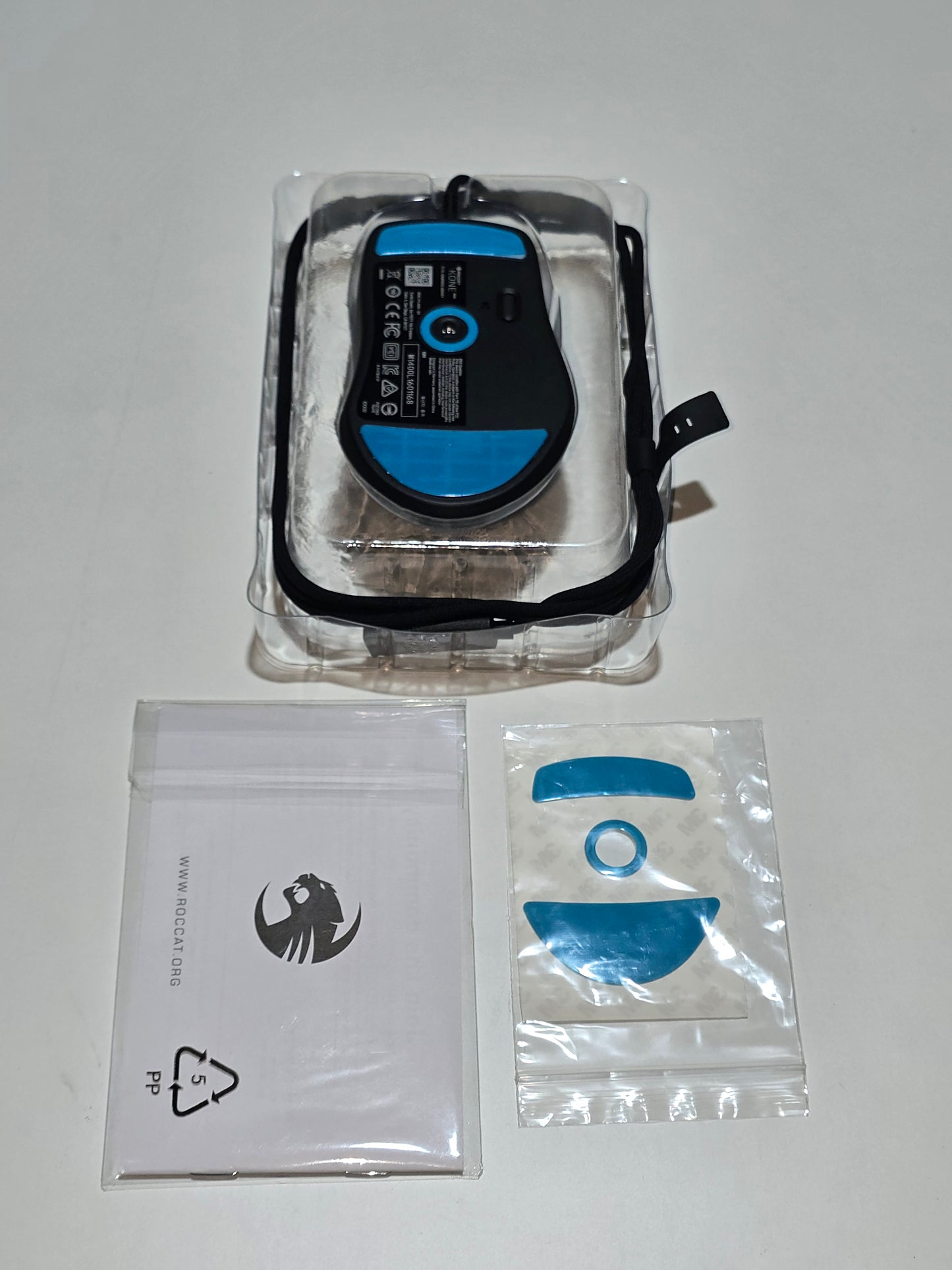 ROCCAT Kone Pro – Souris gaming ergonomique ultraperformante (blanc) – Neuf et complet, emballage ouvert