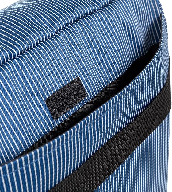 Eastpak Delegate+ – Sac bandoulière avec compartiment PC 17" – EP Blue – Taille Medium